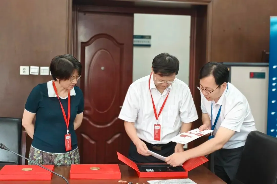 录取通知书封装与校长慰问现场